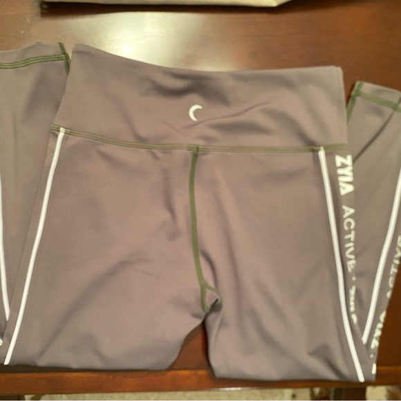 Zyia Active Light N Tight Olive Green Logo Leggings Size 6-8 Cropped NWOT - Picture 4 of 4